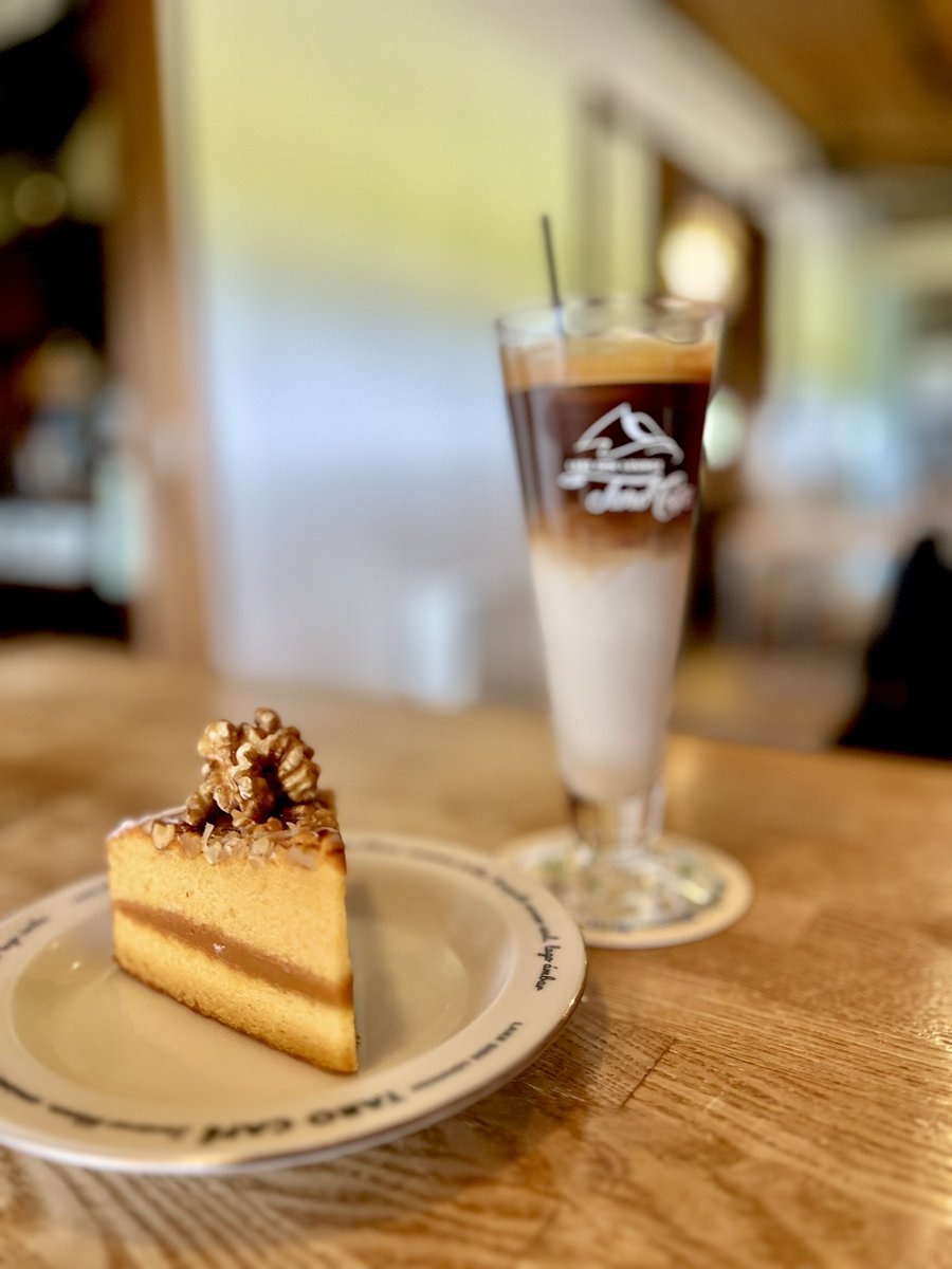 nonkian73's tweet photo. ランチのあとは、リニュアルオープンしたTARO CAFÉへ。
激混みで待ち時間も長かったけど、いつものテラス席へ。
いつも変わらぬ猪苗代湖の眺めが嬉しい。
ご馳走さまでした。
#TaroCafe
#美味福島
#福島撮影隊 https://t.co/bOUhoCAU7L