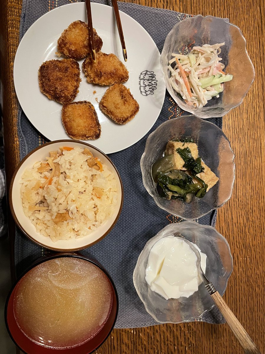 tonto_2005's tweet photo. 今日の夕飯は🍽️、マグロ漬けの一口かつ、ごぼうサラダ、厚揚げと小松菜の煮浸し、さつまいもと玉ねぎの味噌汁、筍ご飯、杏仁豆腐。
ほとんど外に出られなかったけど、ご飯はしっかり食べるぶーちゃんです😅
しかし、雷怖い😱
#今日の夕飯 https://t.co/guR27sNi6c