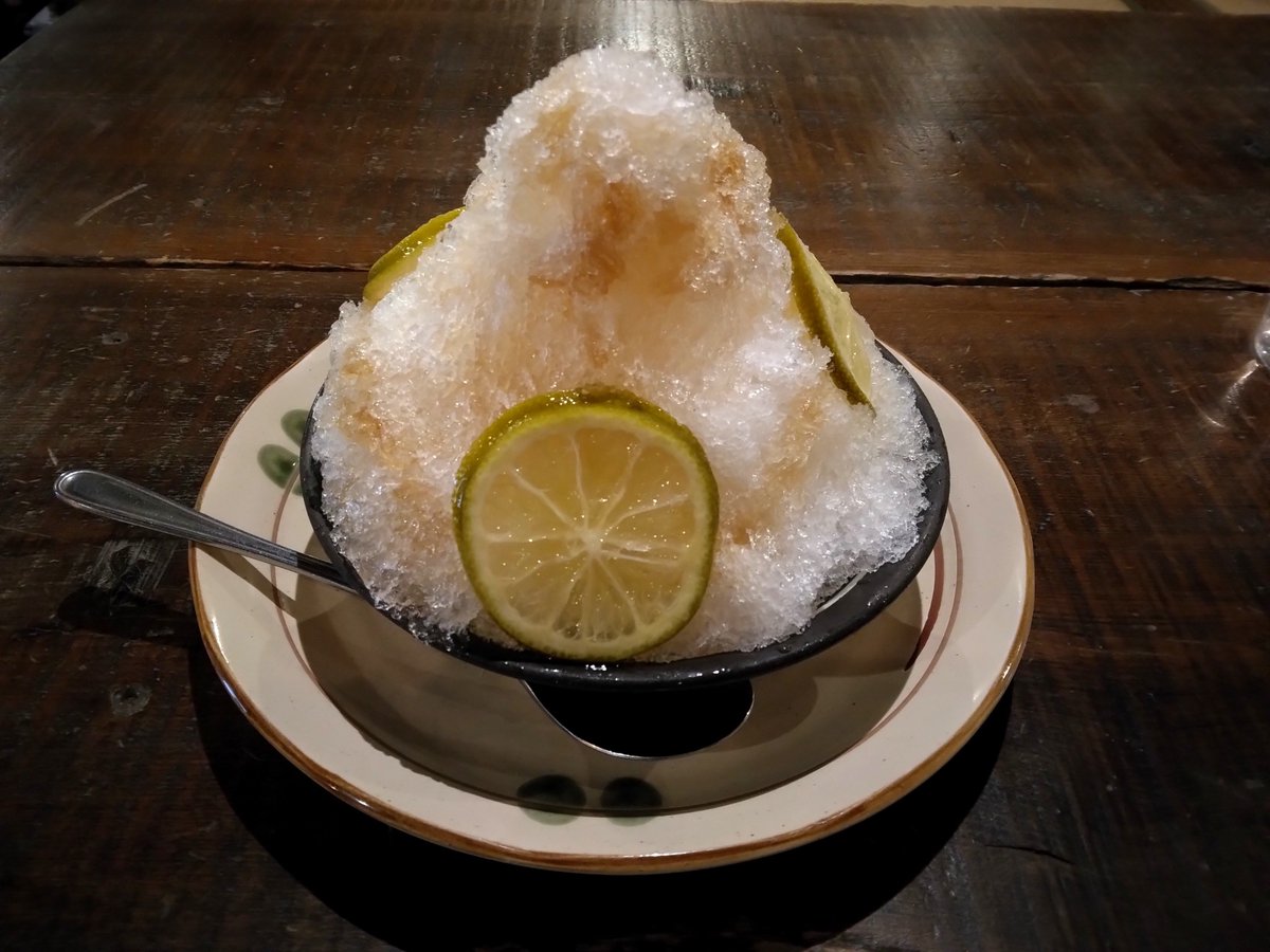 aoi_k_vtuber's tweet photo. 桑名かき氷街道2026 2杯目はむぎカフェさんの黒糖ライムかき氷
波照間島の黒糖を使っているせいか、甘さすっきりでした
その他のメニューと一緒に食べるといいかもしれませんな
#桑名かき氷街道2026
#mugicafe
#むぎカフェ
#調月音葉に飯テロ https://t.co/dxNs7c4be2