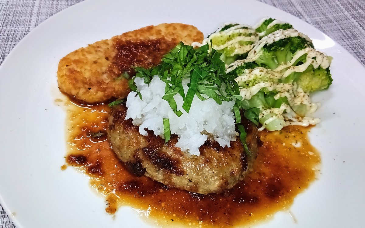 hachihappy08's tweet photo. みにゃさんこんばんにゃハチだょ(=^・^=)
今夜は枝豆豆腐のサラダ
庭で採れた茄子とししとうの肉みそ炒め
和風おろしハンバーグで😋🍻😺 https://t.co/RvY9fenOpR