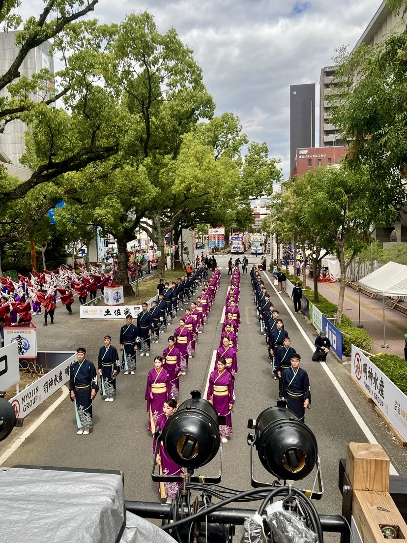 ainari_yosakoi's tweet photo. 【2026よさこい全国大会】
皆さまからいただいた声援が私たちの力になり、皆んなで最後まで無事に踊り切ることができました‼️
高知で声援を送ってくださった皆さま、遠くから応援してくださった皆さま、そして藍なりを支えてくださったすべての皆さま、本当にありがとうございました✨

次は原宿！
これからも「久遠〜変わらぬ愛〜」を大切に届けていきます！！

#藍なり　#よさこい全国大会