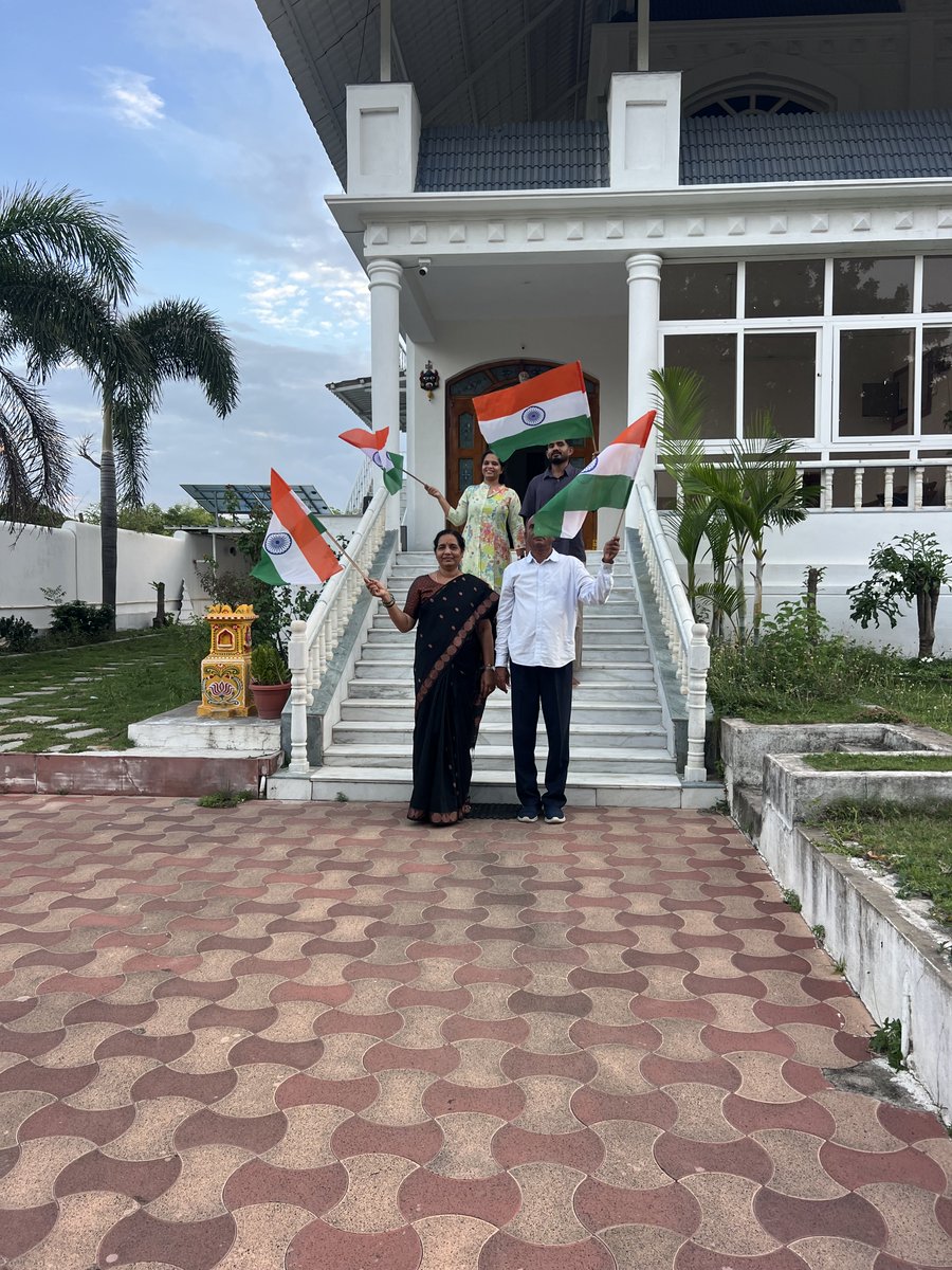 SuhasiniReddyC's tweet photo. జండా ఊంచే రహే హమారా 

#HarGharTiranga
#Bjptelangana
#Jaihindh https://t.co/5K6QvM8jhr