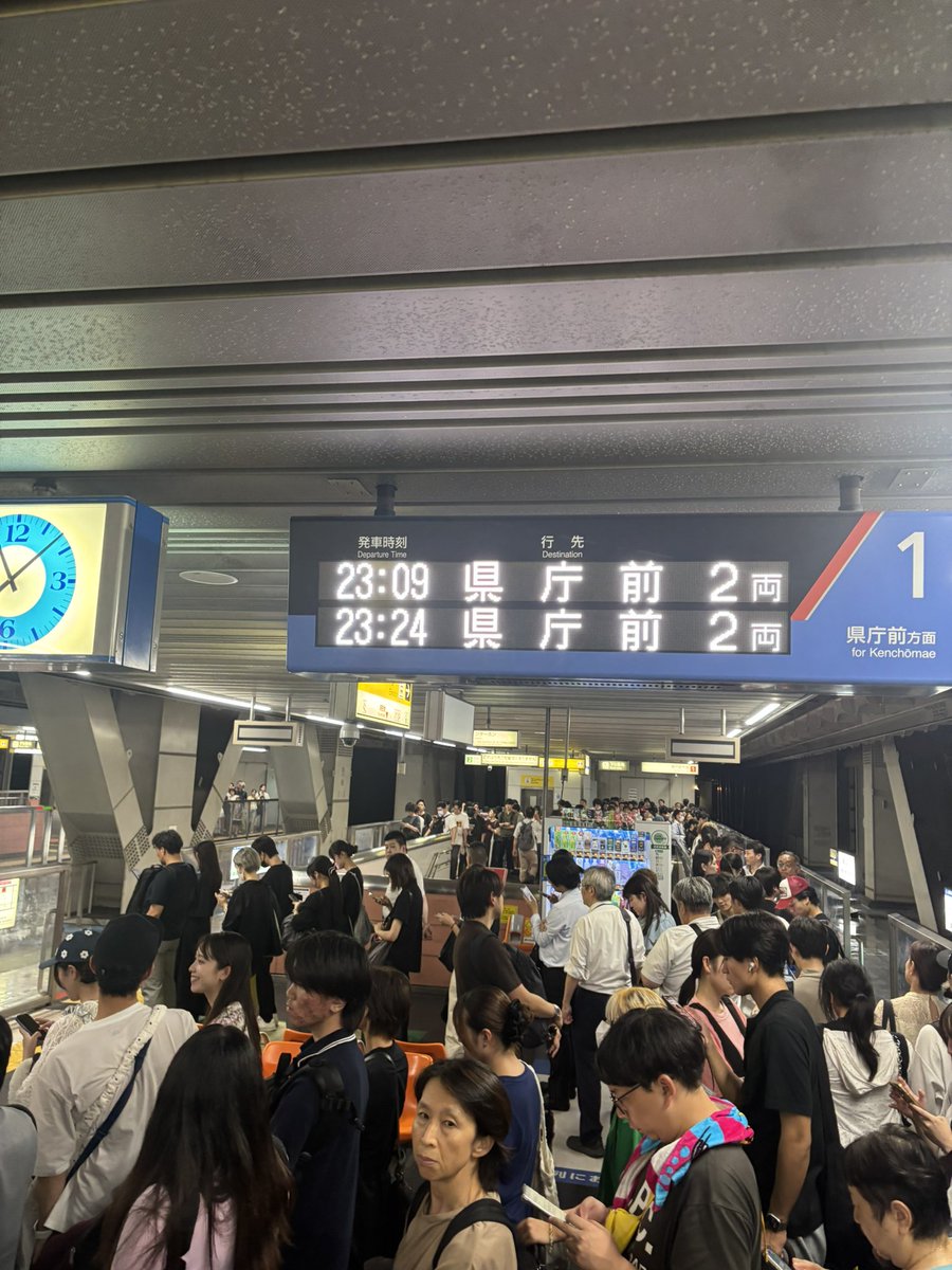 valueable_Ra102's tweet photo. モノレール千葉駅の23時頃の様子です
雨にも負けず臨時列車をこの状況の中運行して頂いている千葉都市モノレールさんに感謝です🙏
私は県庁の方に移動してきましたがこちらも人で溢れかえっております。千葉県の行政の方のご尽力に感謝いたします。
#帰宅難民 https://t.co/hTmNQmcX09