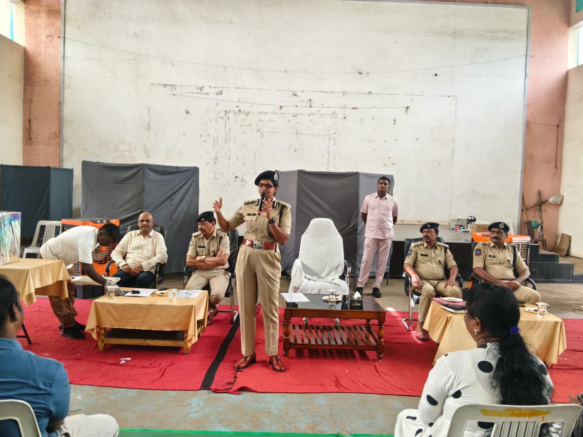 warangalpolice's tweet photo. వరంగల్ పోలీస్ కమిషనరేట్ అధికారుల సంఘం నూతన కార్యవర్గం ఎన్నిక

వరంగల్ పోలీస్ కమిషనరేట్ కార్యాలయంలోని రాణి రుద్రమదేవి ప్రాంగణంలో పోలీస్ అధికారుల సంఘం నూతన కార్యవ��్గం ఎన్నికలు నిర్వహించారు. వరంగల్ పోలీస్ కమిషనర్ ఎన్. శ్వేత, ఐపీఎస్ ఆదేశాల మేరకు ఎన్నికల నోడల్ అధికారి అదనపు డీసీపీ ప్రభాకర్ రావు, ఎన్నికల నిర్వహణ కమిటీ సభ్యులు అదనపు డీసీపీ శ్రీనివాస్, ఏసీపీలు సదయ్య, నాగయ్యల పర్యవేక్షణలో ఎన్నికలు నిర్వహించబడ్డాయి.

ఈ సందర్భంగా వరంగల్ పోలీస్ కమిషనర్ ఎన్నికలు జరుగుతున్న ప్రాంతానికి చేరుకుని ఏర్పాట్లను పరిశీలించారు. ఎన్నికలు పారదర్శకంగా నిర్��హించేందుకు తీసుకోవాల్సిన చర్యలపై నోడల్ అధికారి, ఎన్నికల నిర్వహణ అధికారులకు పలు సూచనలు చేశారు.

ఈ ఎన్నికల్లో వివిధ హోదాల్లో పనిచేస్తున్న 110 మంది పోలీస్ అధికారులు తమ ఓటు హక్కును వినియోగించుకున్నారు. కానిస్టేబుల్ కొండా కరుణాకర్ (ధర్మసాగర్ పోలీస్ స్టేషన్) ఏఆర్ హెడ్ కానిస్టేబుల్ టి. బాబుపై 17 ఓట్ల ఆధిక్యంతో వరంగల్ కమిషనరేట్ పోలీస్ అధికారుల సంఘం నూతన అధ్యక్షుడిగా ఎన్నికయ్యారు.

ఉపా��్యక్షులుగా బి. సతీష్ (ఆర్‌ఐ), బి. శరత్ కుమార్ (ఆర్‌ఎస్‌ఐ), ప్రధాన కార్యదర్శిగా ఇ. వీరభద్రరావు (దామెర ఎస్‌ఐ), సంయుక్త కార్యదర్శిగా టి. నరేష్ (కాజీపేట కానిస్టేబుల్), కార్యనిర్వహణ కార్యదర్శిగా ఎస్. ప్రవీణ్ కుమార్ (ఏఆర్ కానిస్టేబుల్), కోశాధికారిగా బి. నరేష్ (పాలకుర్తి కానిస్టేబుల్) ఎన్నికయ్యారు.

కార్యనిర్వ��హక సభ్యులుగా ఎం. తులసి (మహిళా కానిస్టేబుల్, కాజీపేట), సి.హెచ్. మహేందర్ యాదవ్ (ఏఆర్ కానిస్టేబుల్), ఏ. రమేష్ (ఏఆర్ కానిస్టేబుల్), ఎన్. ప్రవీణ్ (సుబేదారి కానిస్టేబుల్), ఎం.డి. తాజుద్దీన్ (హనుమకొండ ట్రాఫిక్ కానిస్టేబుల్), పి. సర్వేశ్ (పాలకుర్తి కానిస్టేబుల్) ఎన్నికయ్యారు.

ఈ సందర్భంగా వరంగల్ పోలీస్ కమిషనర్ ఎన్. శ్వేత, ఐపీఎస్ నూతన కార్యవర్గ సభ్యులకు అభినందనలు తెలిపారు.
@TelanganaDGP @TelanganaCOPs 
#TGPOA_Elections_2026_Warangal 
#WarangalPolice