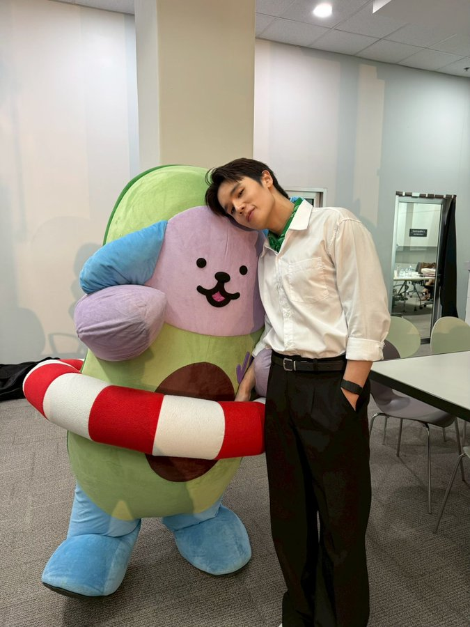 Palaladz's tweet photo. พี่จิมรักเชี่ยนมากน้าา เหมือนเคยสัมว่าได้คุยได้สอนเชี่ยนเยอะเลยตอนที่ถ่ายรายการด้วยกัน อย่าพูดว่าพี่จิมไม่รักเชี่ยนเลย เค้าภูมิใจของเค้าจะแย่ 🥺 https://t.co/5Hz584BmLA