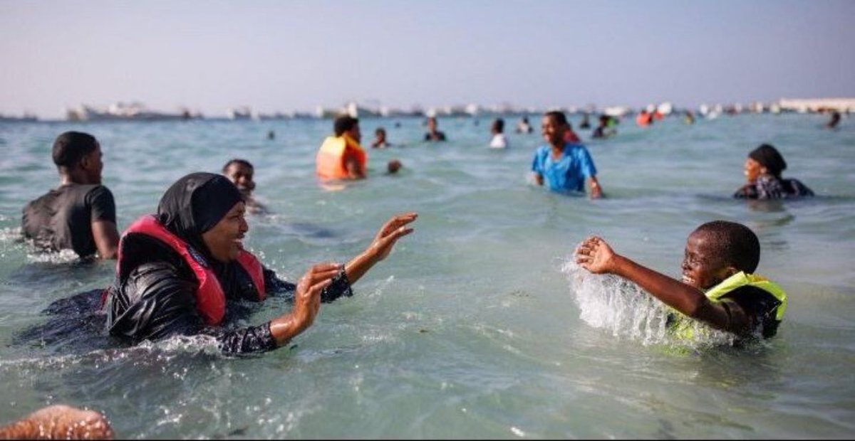 SabariinAl95791's tweet photo. Somali families and the sea in summer = unforgettable memories. ❤️🇸🇴🌊
#Somalia 🇸��� #Somali #SomaliCulture #SomaliFamily #SomaliLife #SummerVibes #BeachDay #FamilyTime #SomaliCommunity https://t.co/zJDct33tBs
