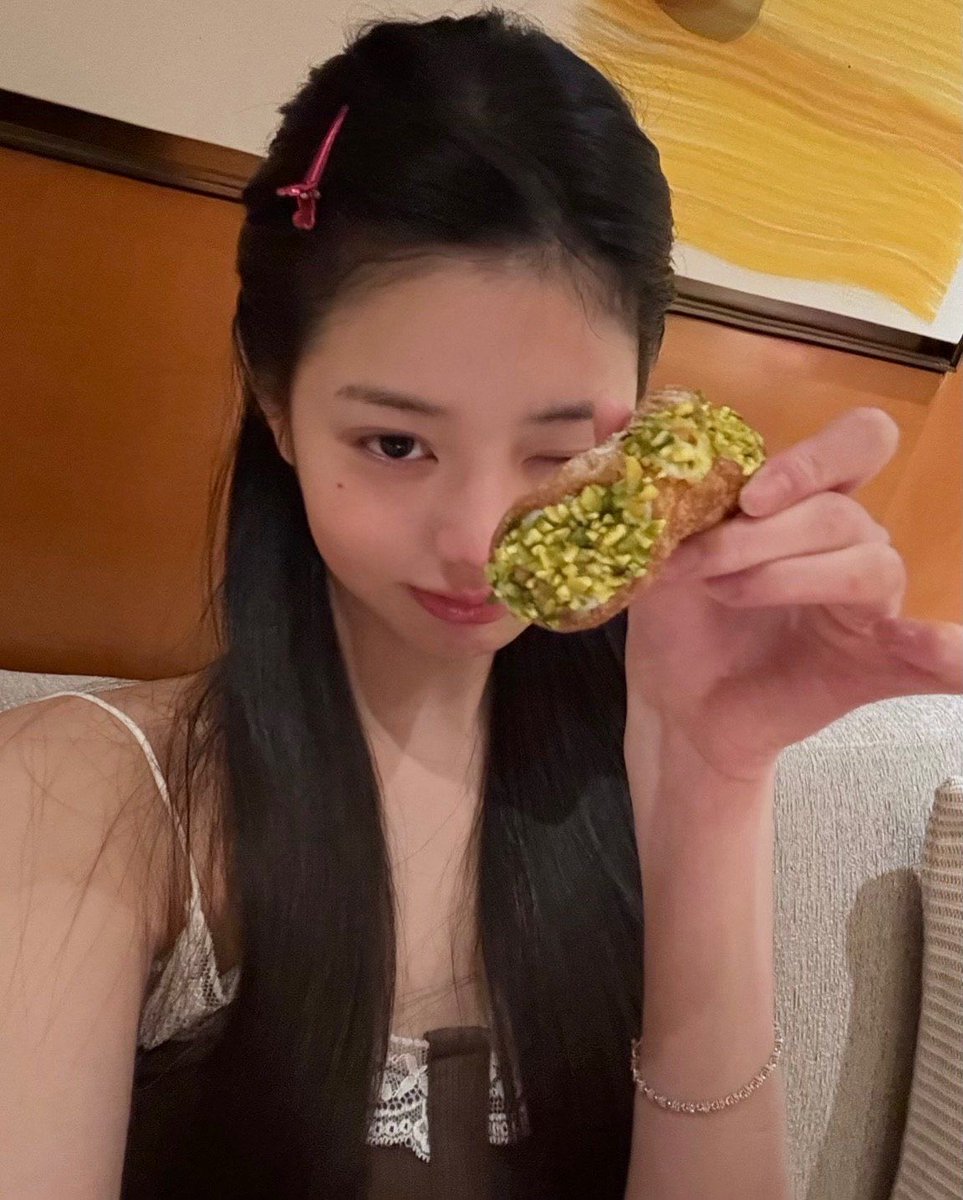 ningnyeongie's tweet photo. this genre of wonyoung pictures https://t.co/th6l0MPDsw