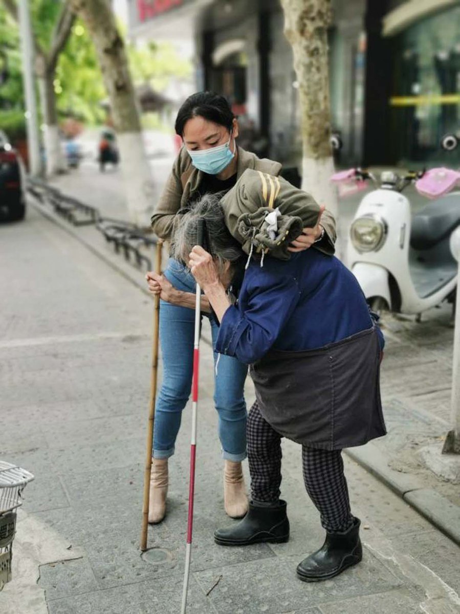 twoheartis's tweet photo. Hoy se me rompió la llave del portaequipajes en la calle, un chico que pasaba me ayudó en 2 minutos sin que le pidiera nada. La bondad existe https://t.co/QT3RFqn4xG