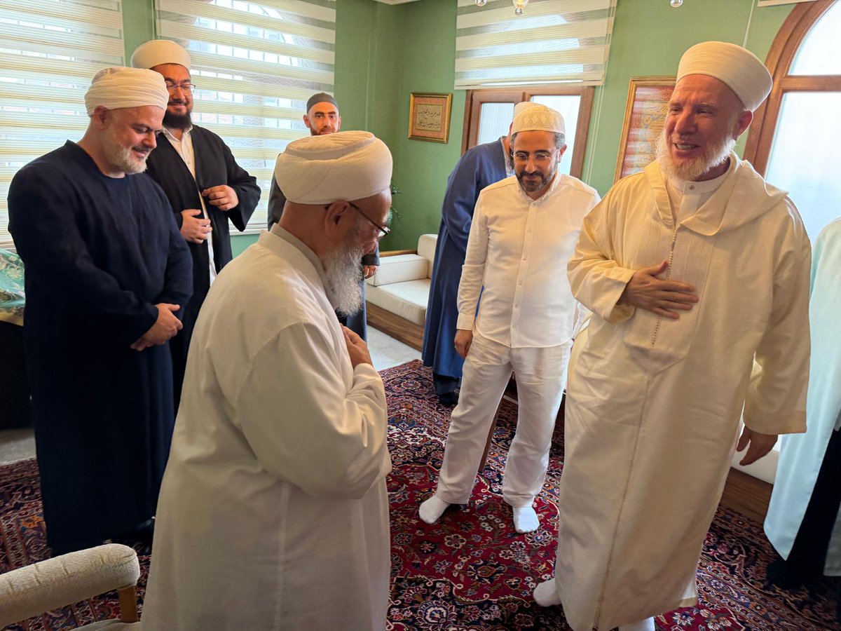 ismailaga_cami's tweet photo. Seyyid Ebu’l-Hüdâ Yakubî Hoca Efendi’den Şeyhimiz Fikri Efendi (Kuddise Sirruhû) Hazretlerimize Ziyaret 

Suriyeli âlim Seyyid Ebu’l-Hüdâ Yakubî Hoca Efendi, İsmailağa Camii'ni teşrif ederek Fikri Efendi Hazretlerimizi ziyaret etti. 

Gerçekleşen ziyarette, İsmailağa İstişare Heyetinde, Telif ve Fıkıh heyetlerinde hizmetlerini sürdüren hoca efendiler de hazır bulundu. 

Samimi bir muhabbet ve kardeşlik atmosferinde gerçekleşen ziyarette, ilim, irşad ve hizmet faaliyetleri üzerine müzakerelerde bulunuldu. 

İslâmî ilimlerin neşri, Ehl-i sünnet ve’l-cemaat itikadının muhafazası ve ümmet-i Muhammed’e yönelik hizmetlerin daha ileri seviyelere taşınması hususunda karşılıklı istişareler gerçekleştirildi. 

Ziyaret vesilesiyle hoca efendiler arasında ilim ve hizmet merkezli gönül bağlarının güçlendirilmesine yönelik temenniler dile getirildi. 

İsmailağa Camii’nde gerçekleşen bu anlamlı buluşma, kardeşlik, muhabbet ve ilim yolundaki hizmetlerin bereketlenmesine vesile olması niyazıyla nihayete erdi.  

Cenâb-ı Hak, yapılan hizmetleri dergâh-ı izzetinde makbul ve mübarek eylesin.