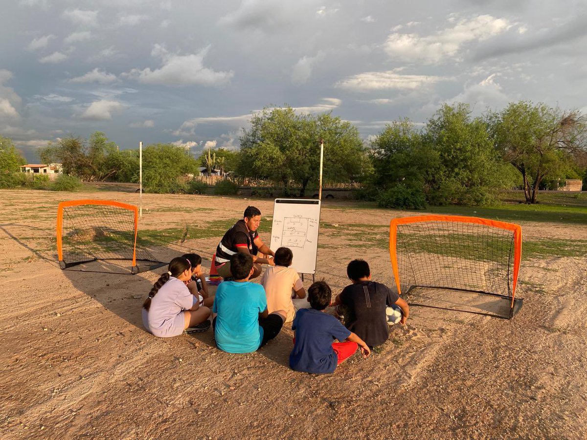 ritaburgos10's tweet photo. Centro Estatal de Prevención del Delito a través de  #JornadaPermanentePorLaPaz, la niñez participa en clases de fútbol donde, además de practicar y divertirse, aprenden a trabajar en equipo y seguir estrategias. 
#TrabajamosPorLaPrevención https://t.co/H1Dw4MkCDE