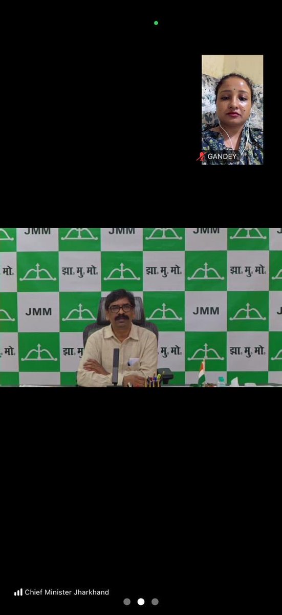 JMMKalpanaSoren's tweet photo. आज माननीय मुख्यमंत्री श्री हेमन्त सोरेन जी के साथ वीडियो कॉन्फ्रेंसिंग के माध्यम से राज्य के सभी जिलों के पार्टी पदाधिकारियों एवं कार्यकर्ताओं के साथ संवाद में शामिल हुई।

खनिज हमारा, जमीन हमारी, संसाधन हमारे तो झारखण्ड के हक-अधिकार का फैसला झारखण्ड की आवाज को नजरअंदाज कर कैसे लिया जा सकता है?

खान और खनिज (विकास और विनियमन) संशोधन विधेयक, 2026 के माध्यम से झारखण्ड के अधिकारों पर किए जा रहे प्रहार के खिलाफ हम सभी अपने नेता के साथ कदम से कदम मिलाकर मजबूती से खड़े हैं।

झारखण्ड संघर्ष की धरती है। अपने जल-जंगल-जमीन, संसाधनों और अधिकारों की रक्षा के लिए हमारे पुरखों ने लंबी लड़ाई लड़ी है। आज भी जब झारखण्ड और झारखण्डियों के हक-अधिकार की बात आएगी, हम एकजुट होकर अपनी आवाज बुलंद करेंगे।

गांव से पंचायत, प्रखंड से जिला और शहर तक झारखण्ड के अधिकारों की यह लड़ाई मजबूती से लड़ी जाएगी।

हम सभी अपने नेता के साथ कदम से कदम मिलाकर झारखण्ड और झारखण्डियों के हक-अधिकार के लिए संघर्ष करते रहेंगे।

हूल जोहार!
जय झारखण्ड!
@JmmJharkhand