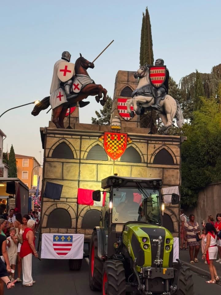 VilleDeBeziers's tweet photo. 🎉 Les chars géants ont envahi Béziers !

Hier soir, la Féria a officiellement pris des couleurs avec le grand défilé des chars géants, en présence de Monsieur le Maire, des élus et de nombreux Biterrois venus profiter du spectacle.

De la Vierge à Saint Aphrodise, sans oublier Trencavel, le petit nouveau de cette édition, les figures emblématiques de Béziers ont défilé des Arènes jusqu’aux Allées Paul-Riquet. ❤️🤍

Musique, traditions et ambiance Féria : Béziers est définitivement en fête ! 🔥🎺

#feria #Beziers #defile #chars