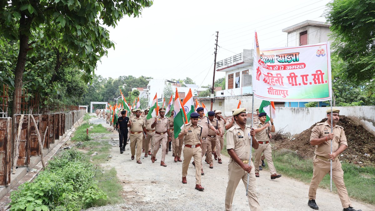 XIBnPacSitapur's tweet photo. हर घर तिरंगा अभियान -2026 
उप सेनानायक राजकुमार पाण्डेय, सहायक सेनानायक2 आशीष कुमार यादव, शिविरपाल राघवेंद्र, सुबेदार सैन्य सहायक आयुष राठौर, सहायक शिविरपाल अरविन्द सिंह यादव व अन्य अधिकारियों/कर्मचारियों की उपस्थिति में रैली निकाली गई।
#pac #police #dgpacup https://t.co/PFUvQGF8JE