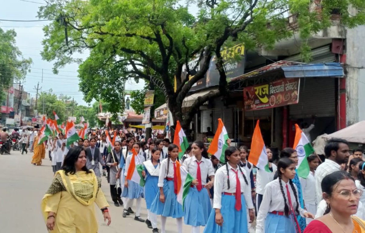 CdoKushinagar's tweet photo. तिरंगा यात्रा🇮🇳 
जनपद कुशीनगर के पड़रौना बावली चौक से जूनियर हाईस्कूल( BRC) के प्रांगण तक आज माध्यमिक शिक्षा व बेसिक शिक्षा के बच्चो द्वारा तिरंगा यात्रा निकाली गई, यात्रा में जनपद के मा0 सांसद ��ी,मा0 विधायक जी पड़रौना, हाटा,खडडा व फ़ाजिलनगर के साथ अन्य जनप्रतिनिधिगण उपस्थित रहे।
@dm_kushinagar
@UPGovt 
@CMOfficeUP @ChiefSecyUP 
#tirangayatra