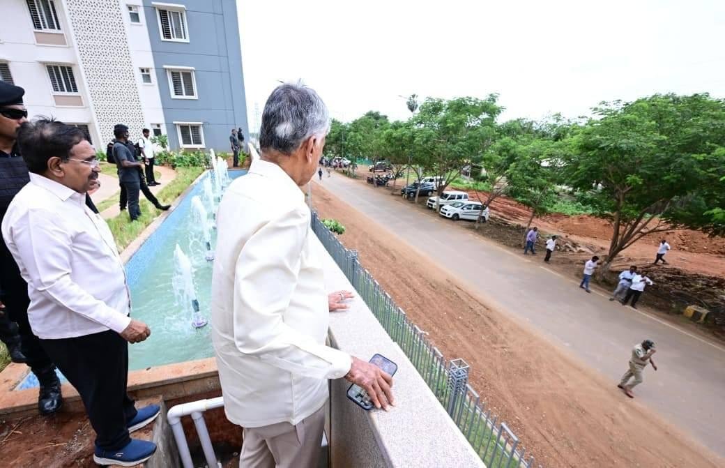 dmuppavarapu's tweet photo. రాజధాని అమరావతిలోని ఎమ్మెల్యే, ఎమ్మెల్సీల కోసం నిర్మించిన గృహ సముదాయాలను ముఖ్యమంత్రి చంద్రబాబు నాయుడు గారు పరిశీలించారు. సీఎం గారితో పాటు మంత్రులు నారాయణ, నాదెండ్ల మనోహర్, ఎమ్మెల్యే శ్రావణ్ కుమార్, అధికారులు ఉన్నారు.
#AmaravatiUnstoppable
#MLAQuarters #MLCQuarters 
#Amaravati https://t.co/QlFje4Mtfi