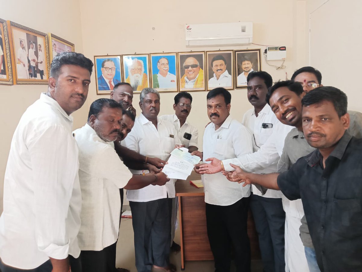 dmk_youthwing's tweet photo. கழகத் தலைவர் @mkstalin அவர்களின் வழிகாட்டுதலில், இளைஞர் அணிச் செயலாளராக, மாண்புமிகு எதிர்க்கட்சித் தலைவர் @Udhaystalin அவர்கள் பொறுப்பேற்றதில் இருந்து, இளைஞர் அணி அறக்கட்டளை மூலம் கல்வி, மருத்துவம் மற்றும் கழக முன்னோடிகளுக்குப் பொற்கிழி எனப் பல்வேறு நிதி உதவிகள் தொடர்ந்து வழங்கப்பட்டு வருகிறது.    

அந்த வகையில், நிதி உதவிகளைப் பெறும் பயனாளிகளுக்கான காசோலைகளை இளைஞர் அணிச் செயலாளர் உதயநிதி ஸ்டாலின் அவர்கள் வழங்கினார்.    

இந்தக் காசோலைகள், அந்தந்த மாவட்டக் கழகச் செயலாளர் முன்னிலையில், இளைஞர் அணி அமைப்பாளர் - துணை அமைப்பாளர்கள் மற்றும் கழக நிர்வாகிகள் ஆகியோர் மூலம் பயனாளிகளிடம் வழங்கப்பட்டன.        

மருத்துவ உதவி  

1.கி.ஐய்யனாரப்பன், காஞ்சிபுரம் தெற்கு மாவட்டம். 
2.கோ.சேகர், சென்னை வடகிழக்கு மாவட்டம். 
3.ரா.ராஜசேகர், மதுரை தெற்கு மாவட்டம். 
4.வெ.லோகநாதன், சென்னை வடக்கு மாவட்டம்.

கல்வி உதவி 

1.மு.கமலேஷ், கடலூர் மேற்கு மாவட்டம்.