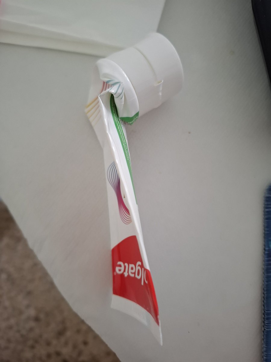 ene_rxjo's tweet photo. Mi novio y yo estamos en una batalla silenciosa por ver quién no es el que termina la pasta de dientes y tiene q poner la nueva https://t.co/JOk8sZObcM