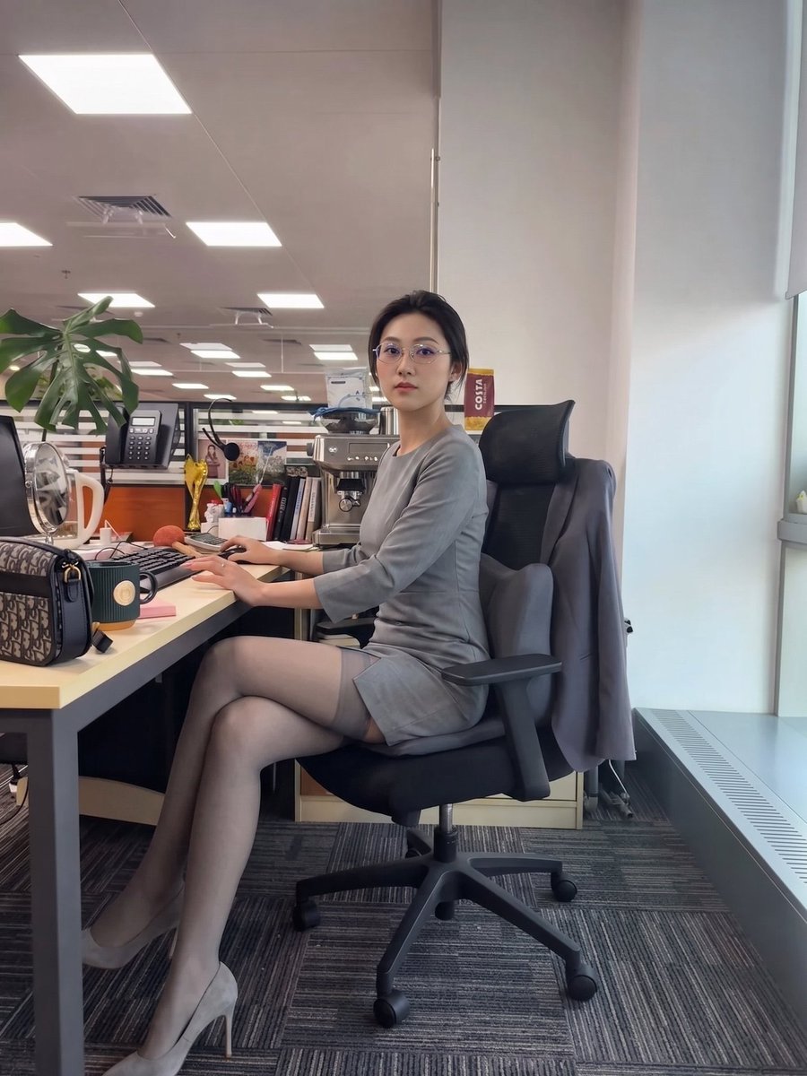 CrossmanMe36600's tweet photo. 高跟鞋脱了才舒服，有人想过来帮老师穿回去吗？ https://t.co/6uQsF24vSp