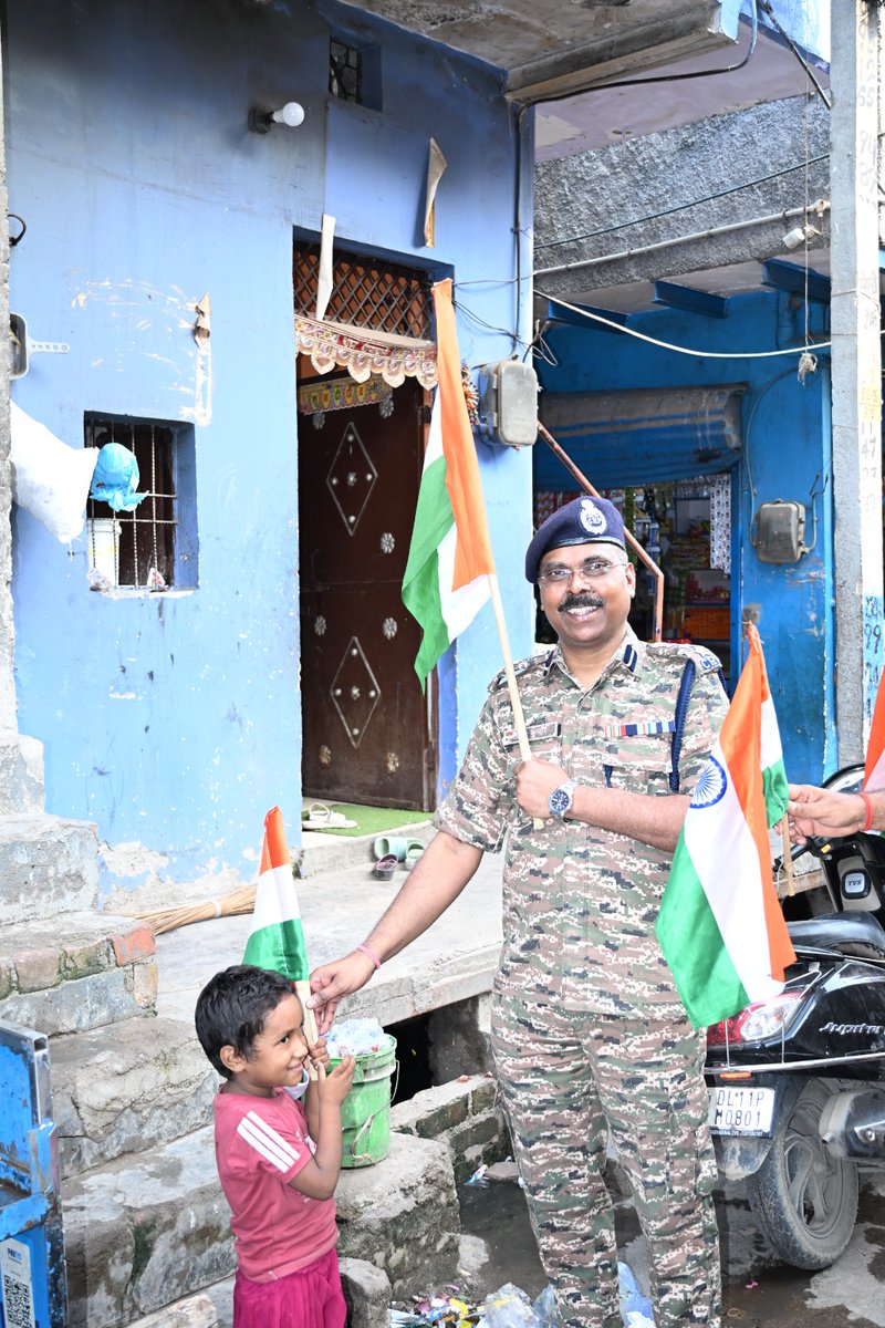 Crpf89bn's tweet photo. Today, all officers and jawans of 89 BN CRPF, Bawana, Delhi, participated in the 'HAR GHAR TIRANGA' event with enthusiasm and patriotic fervour bike rally and foot march was organized at Bawana, Delhi. https://t.co/Tffv6GyIlP