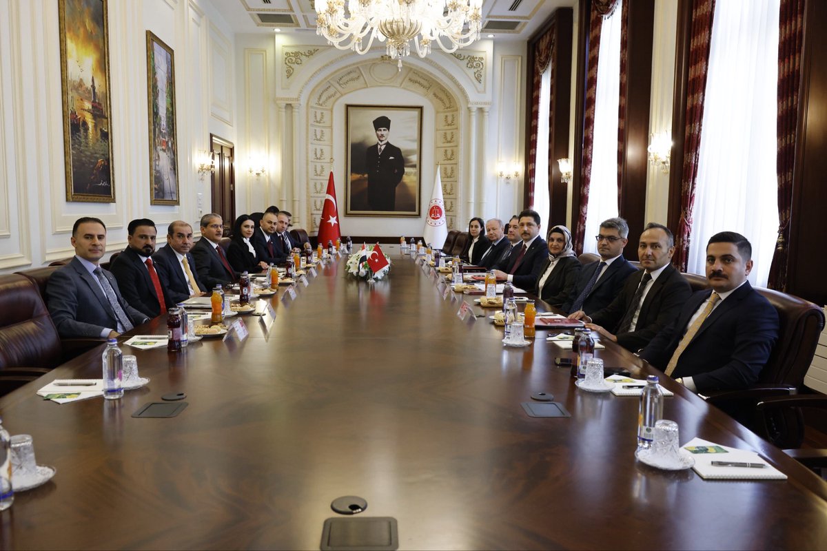 ceyhanburakab's tweet photo. Irak Federal Yolsuzlukla Mücadele Komisyonu Başkanı Sayın Muhammed Ali Lami, Irak Büyükelçisi Sayın Majid Al-Lachmawi ve beraberindeki heyet ile Bakanlığımızda bir araya geldik. Görüşmede uluslarası hukuk alanında ikili işbirliğimizi, ülkelerimizin ortak hukuki menfaatlerini, FETÖ ve DAEŞ başta olmak üzere terör örgütleriyle mücadelede adli iş birliğimizin güçlendirilmesini ve iki ülke arasında beşerî köprü vazifesi gören Türkmen soydaşlarımızın haklarının gözetilmesi konularını ele aldık. 
FETÖ silahlı terör örgütü üyeliklerinden haklarında soruşturma ve kovuşturmaları devam edip Irak’ta bulunan şahısların ülkemize iadelerinin sağlanması konularında verimli bir görüşme gerçekleştirdik.
Oldukça verimli geçen ikili görüşmelerin ardından bizleri ve Irak Cumhuriyeti heyetini Cumhurbaşkanlığı’nda kabul eden Cumhurbaşkanı Yardımcımız Sayın Cevdet YILMAZ’a şükranlarımı arz ederim.