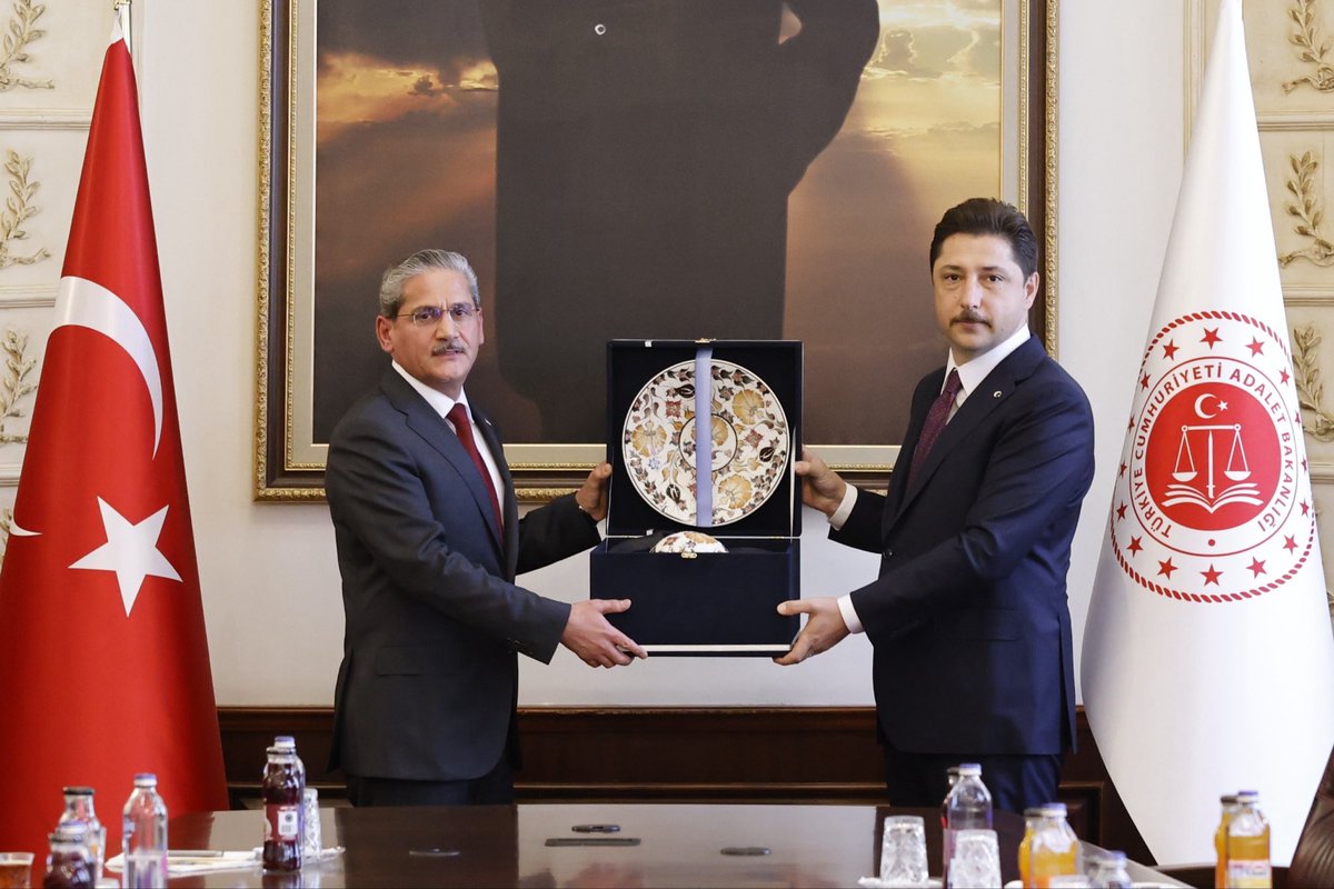 ceyhanburakab's tweet photo. Irak Federal Yolsuzlukla Mücadele Komisyonu Başkanı Sayın Muhammed Ali Lami, Irak Büyükelçisi Sayın Majid Al-Lachmawi ve beraberindeki heyet ile Bakanlığımızda bir araya geldik. Görüşmede uluslarası hukuk alanında ikili işbirliğimizi, ülkelerimizin ortak hukuki menfaatlerini, FETÖ ve DAEŞ başta olmak üzere terör örgütleriyle mücadelede adli iş birliğimizin güçlendirilmesini ve iki ülke arasında beşerî köprü vazifesi gören Türkmen soydaşlarımızın haklarının gözetilmesi konularını ele aldık. 
FETÖ silahlı terör örgütü üyeliklerinden haklarında soruşturma ve kovuşturmaları devam edip Irak’ta bulunan şahısların ülkemize iadelerinin sağlanması konularında verimli bir görüşme gerçekleştirdik.
Oldukça verimli geçen ikili görüşmelerin ardından bizleri ve Irak Cumhuriyeti heyetini Cumhurbaşkanlığı’nda kabul eden Cumhurbaşkanı Yardımcımız Sayın Cevdet YILMAZ’a şükranlarımı arz ederim.