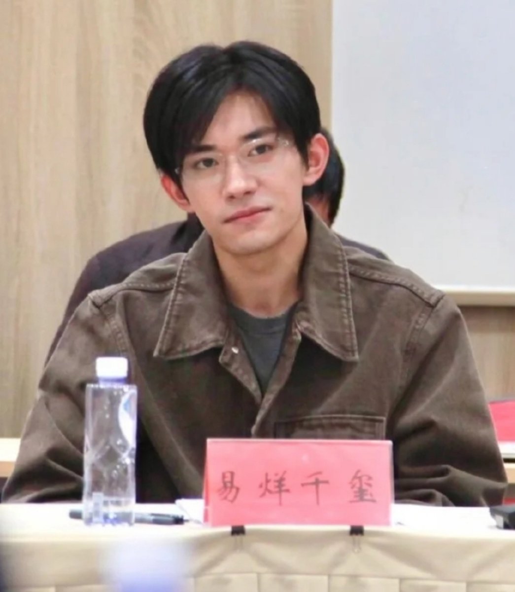 dongxiaojie99's tweet photo. 吃个瓜

易烊千玺刚得最佳男主，网友顺势扒出他当年考编的瓜

当年他入围话剧院编制，走后门免笔试遭粉丝唾弃，舆论盖不住后，从考上到放弃编制只用了10天

有粉丝把他爸的老底揭了，他的父亲是是皇东集团副主席，涉及区块链等业务，是国内最大的水军头子

而他说自己是普通家庭出生，没有任何资源 https://t.co/ul01StNC4x