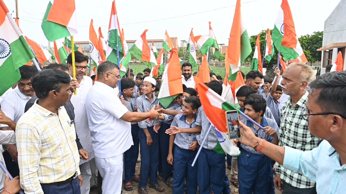 BJPKiritsinh's tweet photo. 🇮🇳 રાષ્ટ્રભક્તિના રંગે રંગાયુ આપણું ધોળકા : ભવ્ય તિરંગા યાત્રા 🇮🇳

દેશના ૮૦મા સ્વાતંત્ર્ય પર્વ અને ‘વંદે માતરમ્’ના ૧૫૦ વર્ષના ઐતિહાસિક અવસરની ઉજવણી અંતર્ગત, માનનીય વડાપ્રધાન શ્રી નરેન્દ્રભાઈ મોદી સાહેબના નેતૃત્વ અને આહ્વાનથી સમગ્ર દેશમાં ચાલી રહેલા ‘હર ઘર તિરંગા’ અભિયાન ++ https://t.co/HQeCXDnzvq