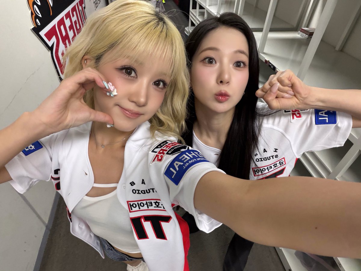official_kep1er's tweet photo. [Catch the moment📸]

유진&amp;카루의 시구,시타⚾️💙

기아 타이거즈와 함께한 특별한 오늘!
뜨거운 함성과 함께 소중한 추억을
선물해 주셔서 감사합니다

함께해 준 Kep1ian도 고마워요💜

#Kep1er #케플러 https://t.co/vH1cHTdOhg