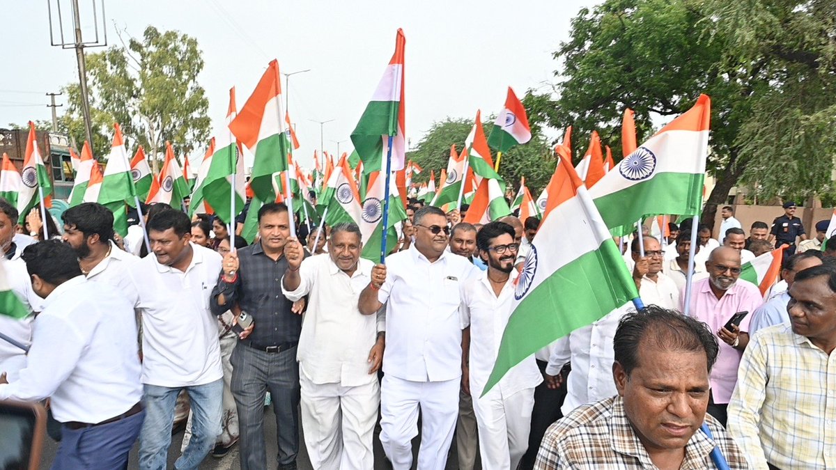 BJPKiritsinh's tweet photo. 🇮🇳 રાષ્ટ્રભક્તિના રંગે રંગાયુ આપણું ધોળકા : ભવ્ય તિરંગા યાત્રા 🇮🇳

દેશના ૮૦મા સ્વાતંત્ર્ય પર્વ અને ‘વંદે માતરમ્’ના ૧૫૦ વર્ષના ઐતિહાસિક અવસરની ઉજવણી અંતર્ગત, માનનીય વડાપ્રધાન શ્રી નરેન્દ્રભાઈ મોદી સાહેબના નેતૃત્વ અને આહ્વાનથી સમગ્ર દેશમાં ચાલી રહેલા ‘હર ઘર તિરંગા’ અભિયાન ++ https://t.co/HQeCXDnzvq