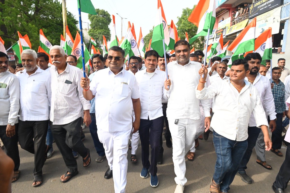 BJPKiritsinh's tweet photo. અંતર્ગત આજે ધોળકા ખાતે ભવ્ય તિરંગા યાત્રામાં વિશાળ સંખ્યામાં જોડાયેલા રાષ્ટ્રપ્રેમી નાગરિકો સાથે સહભાગી થવાનું સૌભાગ્ય પ્રાપ્ત થયું.

હાથમાં તિરંગો અને હૃદયમાં ભારતમાતા પ્રત્યેનો અખૂટ પ્રેમ લઈને ઉમટી પડેલા જનસાગરે ધોળકાની ધરતીને દેશભક્તિના રંગે રંગી દીધી. 🇮🇳

++ https://t.co/47f9iLvs3O