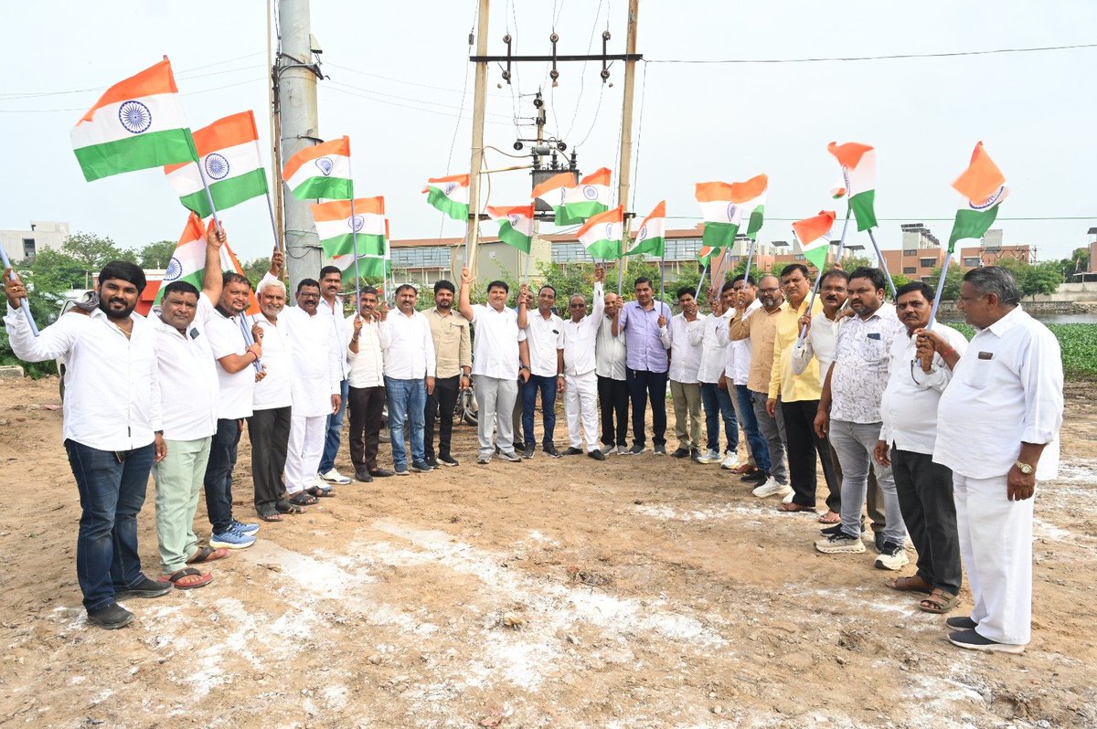 BJPKiritsinh's tweet photo. અને રાષ્ટ્રપ્રેમની ભાવનાને જન-જન સુધી પહોંચાડવાનો આ પવિત્ર સંકલ્પ વધુ મજબૂત બન્યો.

આવો, ‘હર ઘર તિરંગા’ના આ અભિયાનને જનઆંદોલન બનાવી દરેક ઘર પર તિરંગો અને દરેક હૃદયમાં તિરંગો લહેરાવીએ. 🇮🇳

ભારત માતા કી જય!
વંદે માતરમ્! 🇮🇳

#HarGharTiranga #TirangaYatra #mladholka #kiritsinhdabhi https://t.co/w7KjjESCnq