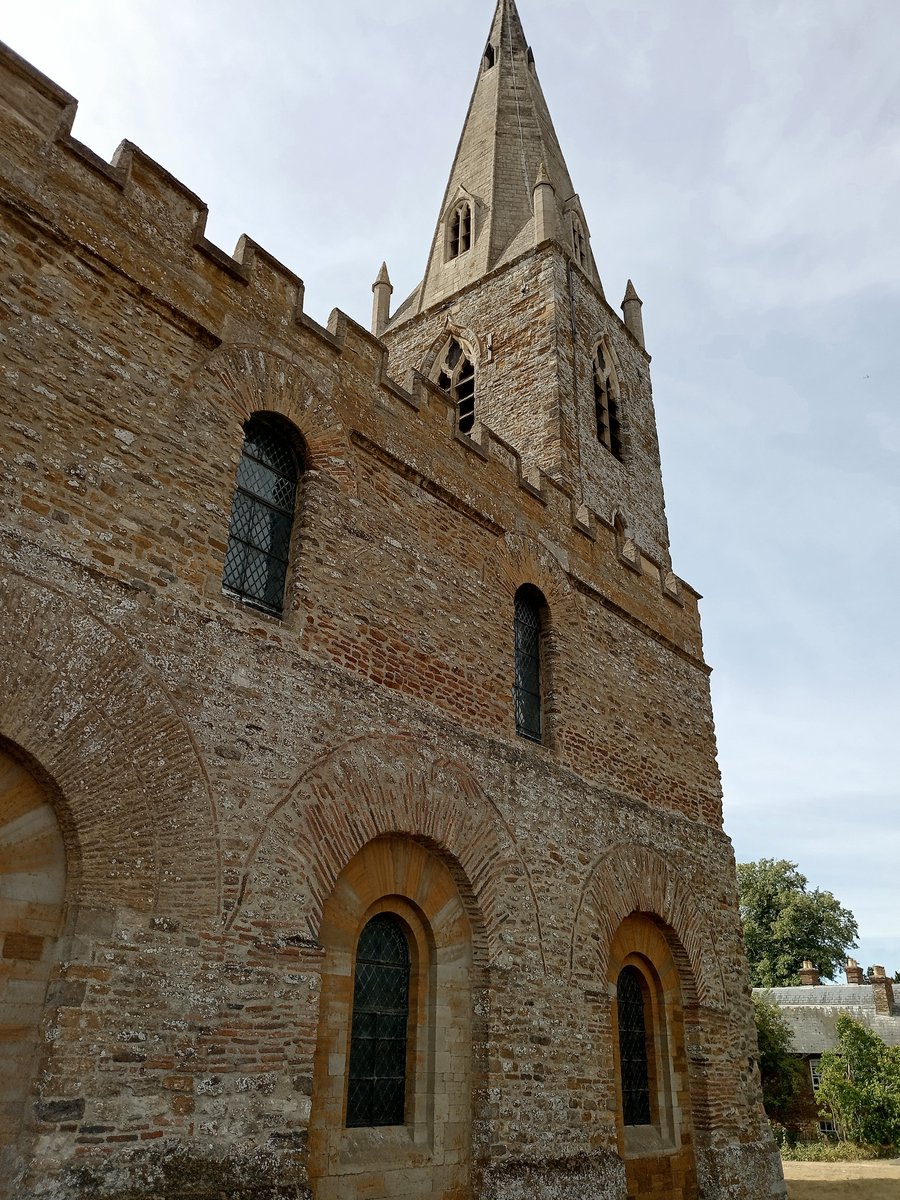 phil0073's tweet photo. On the northern side of #AllSaintsBrixworth. Please note the Roman bricks used on the arches below and around the clerestory windows. #Northamptonshire. #PhilOnaBike #WeekdayWindows #SteepleSaturday #WindowsOnWednesday https://t.co/7qfT640JEH