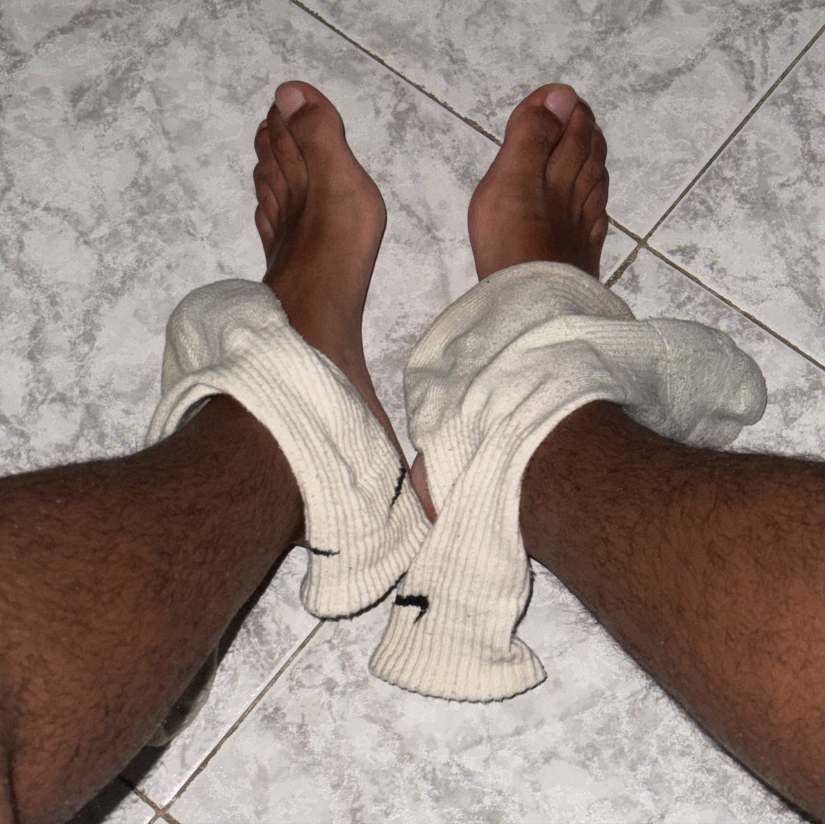 PiediAlpha's tweet photo. Guarda i miei PIEDONI mentre si prendono tutto il tuo stipendio, FALLITO 🦶🏼😂💰 https://t.co/asSGbfpmWC