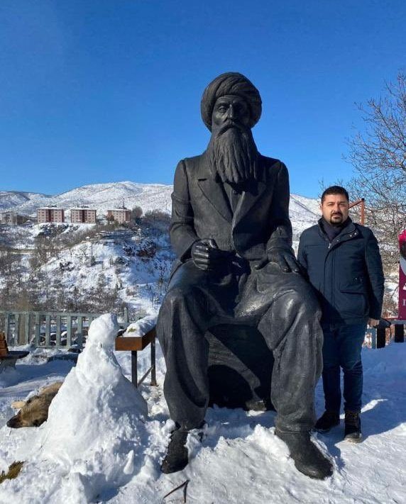 enginbalim's tweet photo. Seyit Rıza heykeli ile poz veren Edirne milletvekili CHPli Ahmet Baran Yazgan gibileri kim, nasıl, niye milletvekili yapıyor 🤷‍♂️ Uşak belediye başkanı Özkan Yalım’ı hazmedememişken şimdi de bu 👇 https://t.co/9Jl50eA5uv