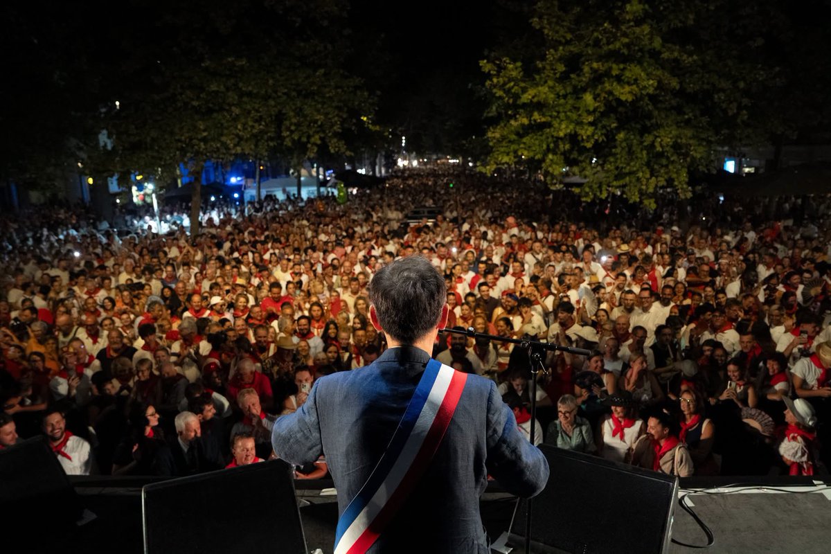 VilleDeBeziers's tweet photo. Discours de monsieur Robert Ménard, maire de Béziers, lors du Prégon.

Mes amis.
Mes amis biterrois,
Mes amis venus d’ailleurs,

Ce soir, nous avons tout ! Une messe dans les arènes, un défilé de chars avec la Vierge Marie, notre saint patron, Saint Aphrodise, et le comte de Trencavel qui nous a défendu jadis face au roi et au Pape. Nous avons même eu une éclipse solaire ! Un signe du Ciel. Et de quoi donner le tournis aux jobards de la laïcité. Nous prierons pour eux…

Nous avons tout pour faire de cette féria un moment pas comme les autres, un moment unique, un moment de chez nous. Un moment où nous n’avons besoin de demander la permission à personne
Cette Féria, vous le savez, vous en avez conscience, c’est bien plus qu’une fête. C’est l’affirmation de ce que l’on est : le Sud, le Midi, la Méditerranée !

C’est qu’ici, nous sommes différents. Nous avons un accent. Eh oui !  Nous parlons haut. Eh oui ! Nous parlons fort. Eh oui ! Et surtout, surtout, nous n’aimons pas qu’on nous dicte ce que l’on doit faire, ce que l’on doit penser, comment on doit vivre. Et, pourquoi pas, comment on doit s’habiller !

Ici, nous avons des traditions ! Et, tant pis, si ça emmerde les bureaucrates, les Parisiens, les Montpelliérains. Tant pis si ça emmerde ceux qui veulent décider de tout, légiférer sur tout.
Notre mode de vie, notre culture, nos croyances, ça ne se décide ni à Paris, ni au parlement, ni dans un parti politique. Notre vie, c’est le fruit de notre histoire, de nos racines, de notre identité, de notre tempérament, de nos désirs, de nos rêves, de nos humeurs. Et parfois, de nos mauvaises humeurs, soyons honnêtes !

Oui, ici, dans nos rues, Marie, la Vierge, la Sainte Vierge continuera d’être portée en procession. Ici, la corrida vivra dans les arènes, quoiqu’en pensent les sinistres animalistes. Ici, on continuera à faire la fête, et tant pis pour ceux qui veulent une vie grisâtre et réglementée. Ici, on marie les gens qui sont en situation régulière et les OQTF, on les renvoie chez eux. Oui, ici, nous continuerons à aimer les femmes, le corps et le regard des femmes, à notre façon, et tant pis aussi pour les féministes à deux balles.

Oui, ici, à Béziers, on continuera à appeler un chat un chat. Un délinquant un délinquant. Un salaud un salaud. Et c’est comme ça !

Nous sommes un peuple fort, un peuple libre ! Cette Féria, c’est la nôtre. C’est l’amitié, l’amour, la beauté, la poésie mais aussi la résistance, le refus de ressembler aux autres, le refus de disparaître : nous sommes ce que nous sommes et nous y tenons ! Même si ça dérange…

Je déclare la Féria 2026 ouverte.

Vive la Féria ! Vive Béziers ! Vive la France !

#robertmenard #menard #robert #discours #feria