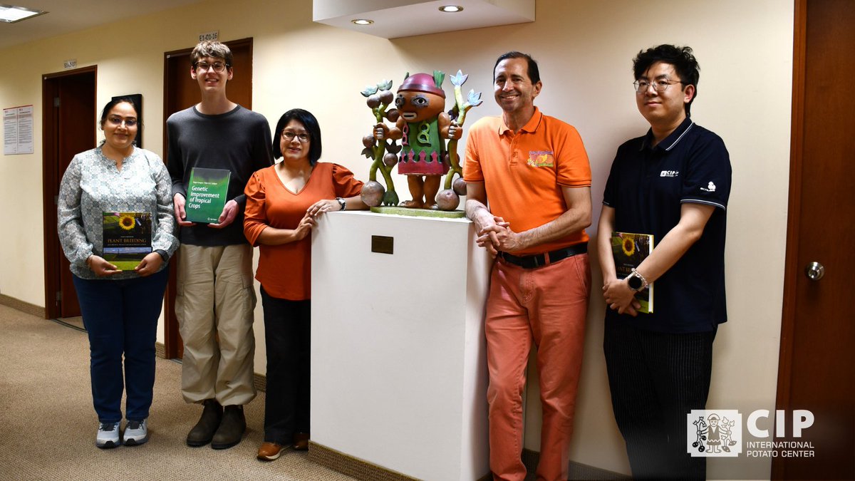Cipotato's tweet photo. Great ideas 💡 can emerge when people from different backgrounds come together.

At @Cipotato, Michael Schruckmayr worked on biofortified potatoes 🥔, Zhang Zhenxin on regenerative agriculture &amp; plant health 🌱, and Dr. Amanpreet Kaur on potato molecular breeding 🔬.

🔸 @CGIAR https://t.co/tJ8AgUm0eX