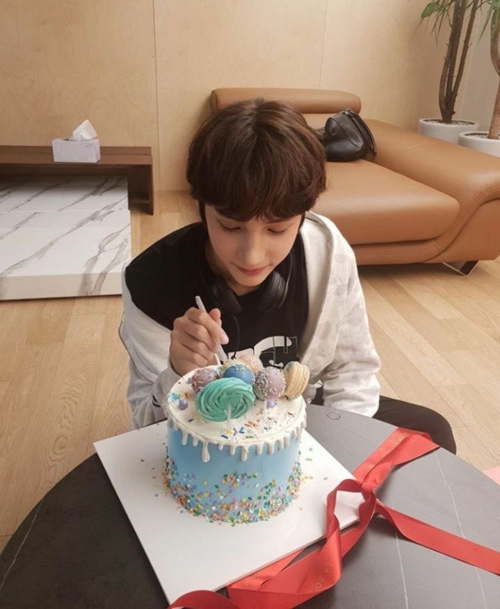 L0VELYBEOMIE's tweet photo. LESS THAN AN HOUR LEFT AND IT’S OFFICIALLY HUENING KAI DAY!! 🐧🎂

DROP THE TAGS FOR OUR BIRTHDAY BOY!! 🥰⬇️

COUNTLESS LOVE WITH HUENINGKAI
#StickWithHue
#한여름의다정한선물울닝카이
#永遠に輝く天使ヒュニンカイ https://t.co/yC4Y7QZtgZ