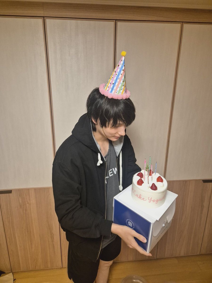 L0VELYBEOMIE's tweet photo. LESS THAN AN HOUR LEFT AND IT’S OFFICIALLY HUENING KAI DAY!! 🐧🎂

DROP THE TAGS FOR OUR BIRTHDAY BOY!! 🥰⬇️

COUNTLESS LOVE WITH HUENINGKAI
#StickWithHue
#한여름의다정한선물울닝카이
#永遠に輝く天使ヒュニンカイ https://t.co/yC4Y7QZtgZ