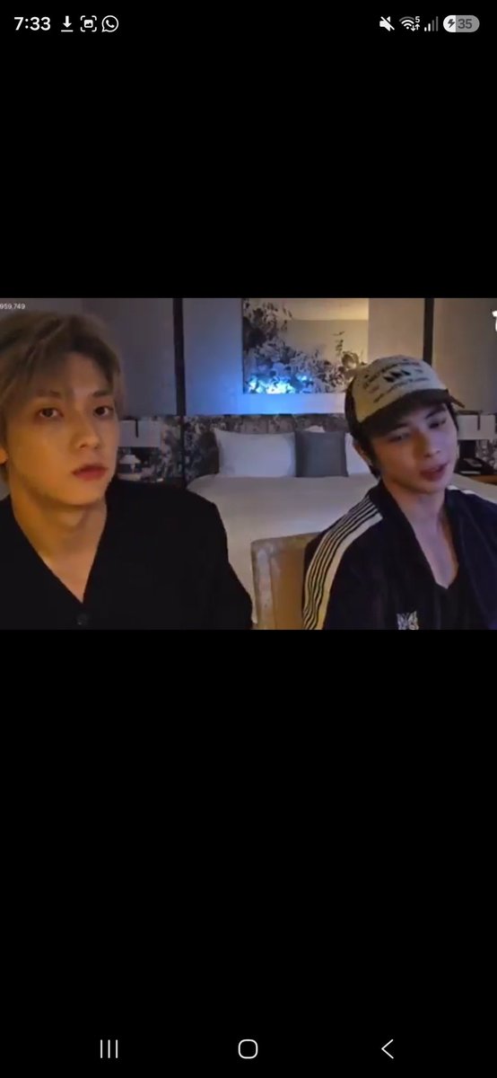 D3a7h_b0dy_'s tweet photo. TXT

Soobin y Taehyun FUERON también al concierto e hicieron Live hablando de su experiencia.

Al igual que muchas veces Taehyun mostró su gusto por este artista. https://t.co/xgkoIuQAaj
