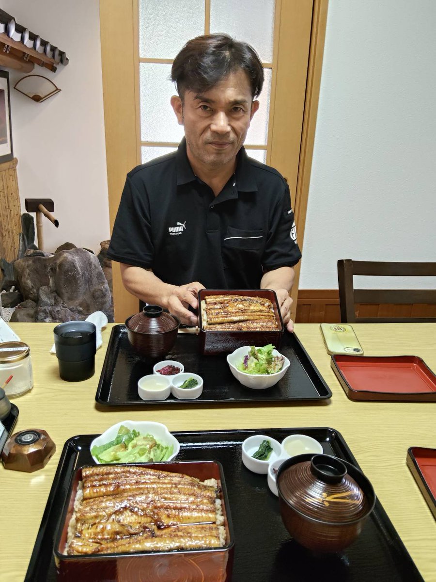 yamanashiboki's tweet photo. 自称刑事系俳優ディーン松本さんと、うなぎを食べに行きました。
想像力を働かせすぎて食材となる生き物になりきる癖のあった私はセミベジタリアンになってしまいましたが、うなぎを食べるのにはほとんど抵抗がありません。「目先の快楽は思想を歪める」のだと思います＼(^o^)／ https://t.co/7xFaYGVA86