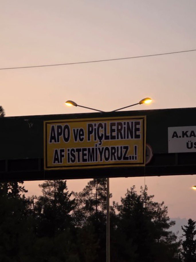eliffcinar1's tweet photo. Gaziantep’te bir üst geçide, “APO VE P*ÇLERİNE AF İSTEMİYORUZ” yazılı pankart asıldı. https://t.co/crP4ibnAMk