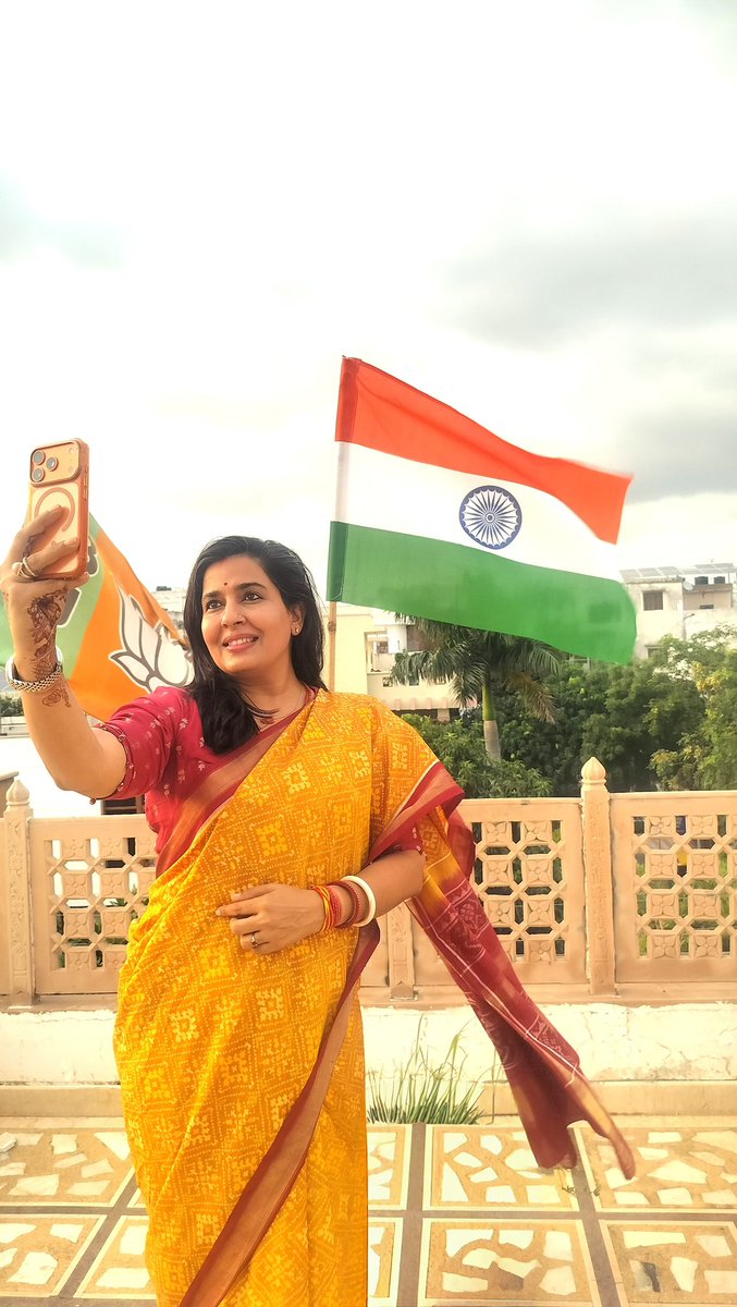 drsomyagurjar's tweet photo. हर घर तिरंगा अभियान के तहत आज घर पर तिरंगा लहराकर राष्ट्र के प्रति सम्मान और गौरव की अनुभूति की। 

साथ ही, घर पर पधारे आगंतुकों को तिरंगा भेंट कर हर घर तिरंगा अभियान में सहभागिता के लिए प्रेरित किया।

तिरंगा हमारी शान है, तिरंगा हिंदुस्तान की पहचान है।
जय हिंद! 

#HarGharTiranga https://t.co/T2it3mO8lf