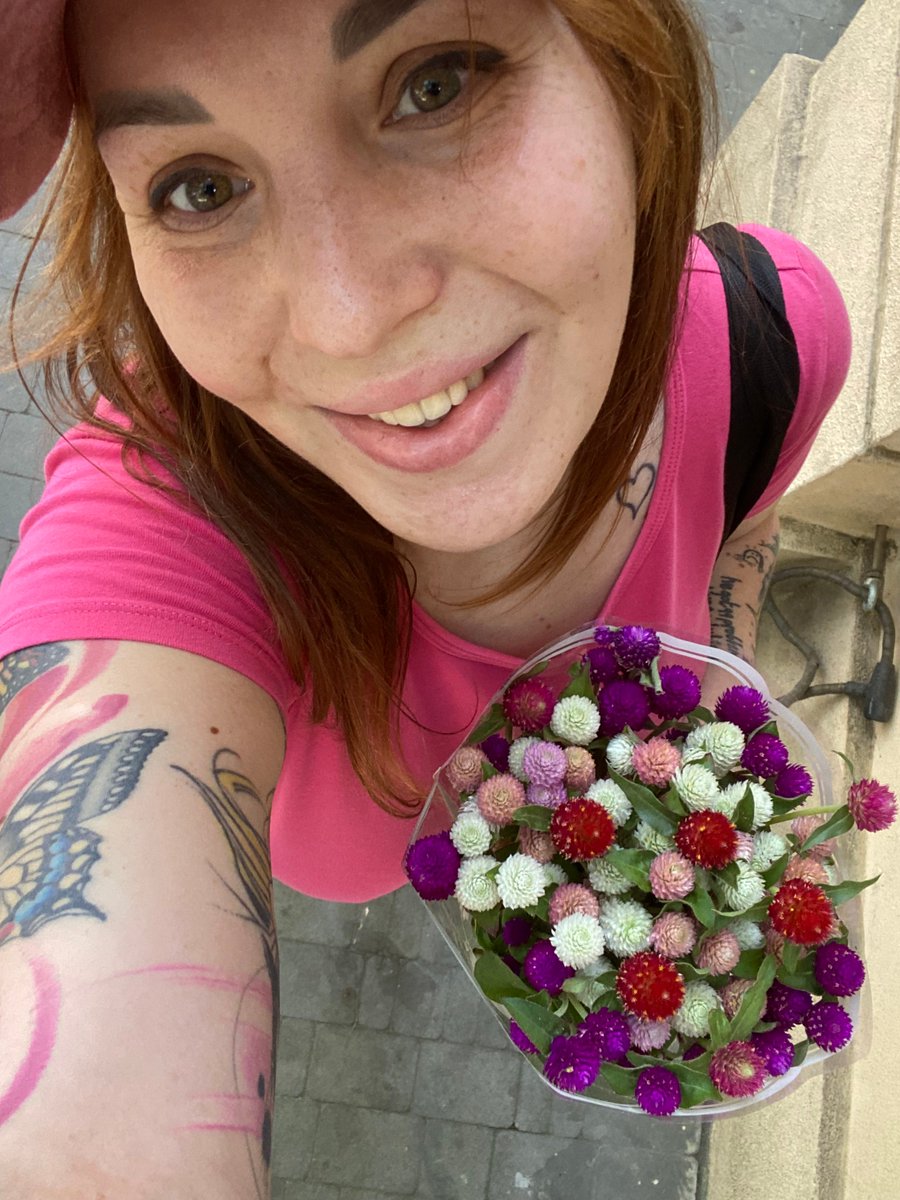 paula_erwacht's tweet photo. Würdest du eine Transfrau küssen ? 🏳️‍⚧️ 

               ◯ Ja                  ◯ Nein https://t.co/Ir2uZwLCsp