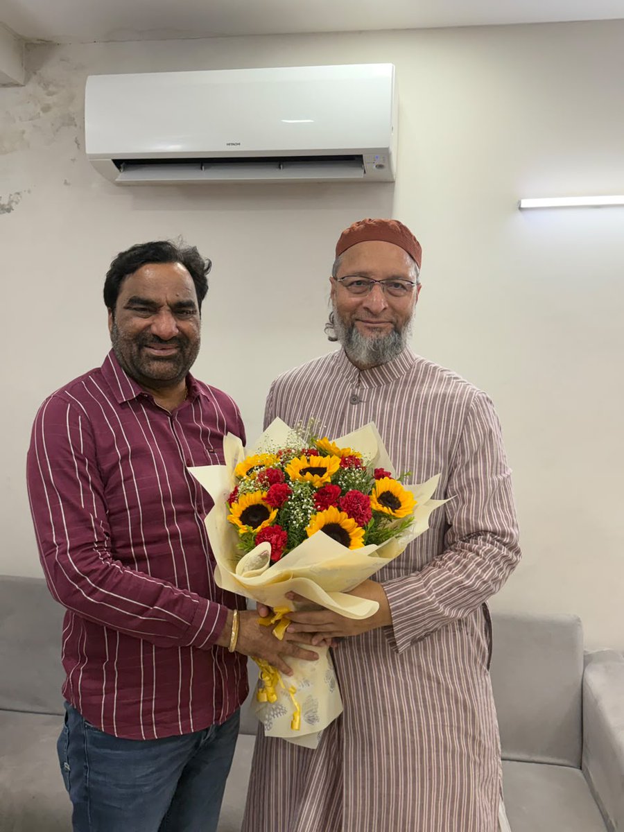 hanumanbeniwal's tweet photo. आज नई दिल्ली स्थित मेरे आवास पर संसद में मेरे साथी एवं वरिष्ठ लोकसभा सांसद असदुद्दीन ओवैसी जी ने शिष्टाचार मुलाकात की।
इस अवसर पर उनसे संसदीय कार्यों से जुड़े विभिन्न विषयों के साथ-साथ सामाजिक सरोकारों एवं जनहित के मुद्दों पर भी विस्तृत चर्चा हुई।
@asadowaisi https://t.co/DP1AV2Xdkc