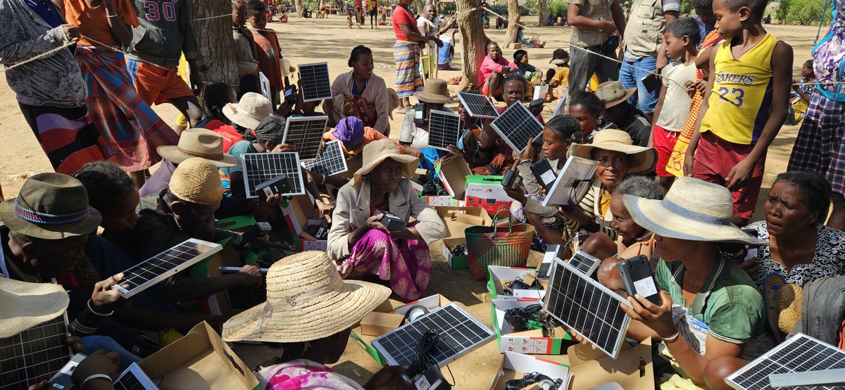 UNOPS_AFRNord's tweet photo. 🤔Saviez-vous que l'@UNOPS_fr , en collaboration avec @FID_Madagascar a livré des kits solaires à près de 90,000 ménages en seulement trois semaines?🏘️

👇L'accueil enthousiaste de la population dans la région Androy, Madagascar🇲🇬

💡Engagés pour une énergie propre pour tou.te.s https://t.co/7gWBajtOAX