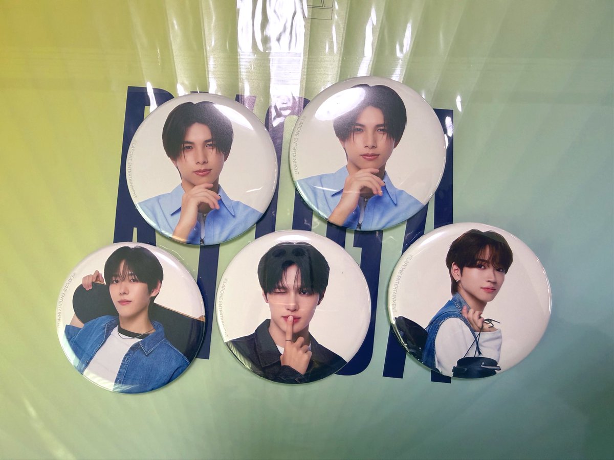 Mami_20040601's tweet photo. 【交換】KO1KEYZ コイキーズ 1st FAN MEETING ファンミ 缶バッチ

譲：加藤 シンヘン 後藤 安倍

求：飯塚

8/22ファンミ現地手渡しまたは郵便
お気軽にお声がけください
#KO1KEYZ交換 https://t.co/hyW89elzPg