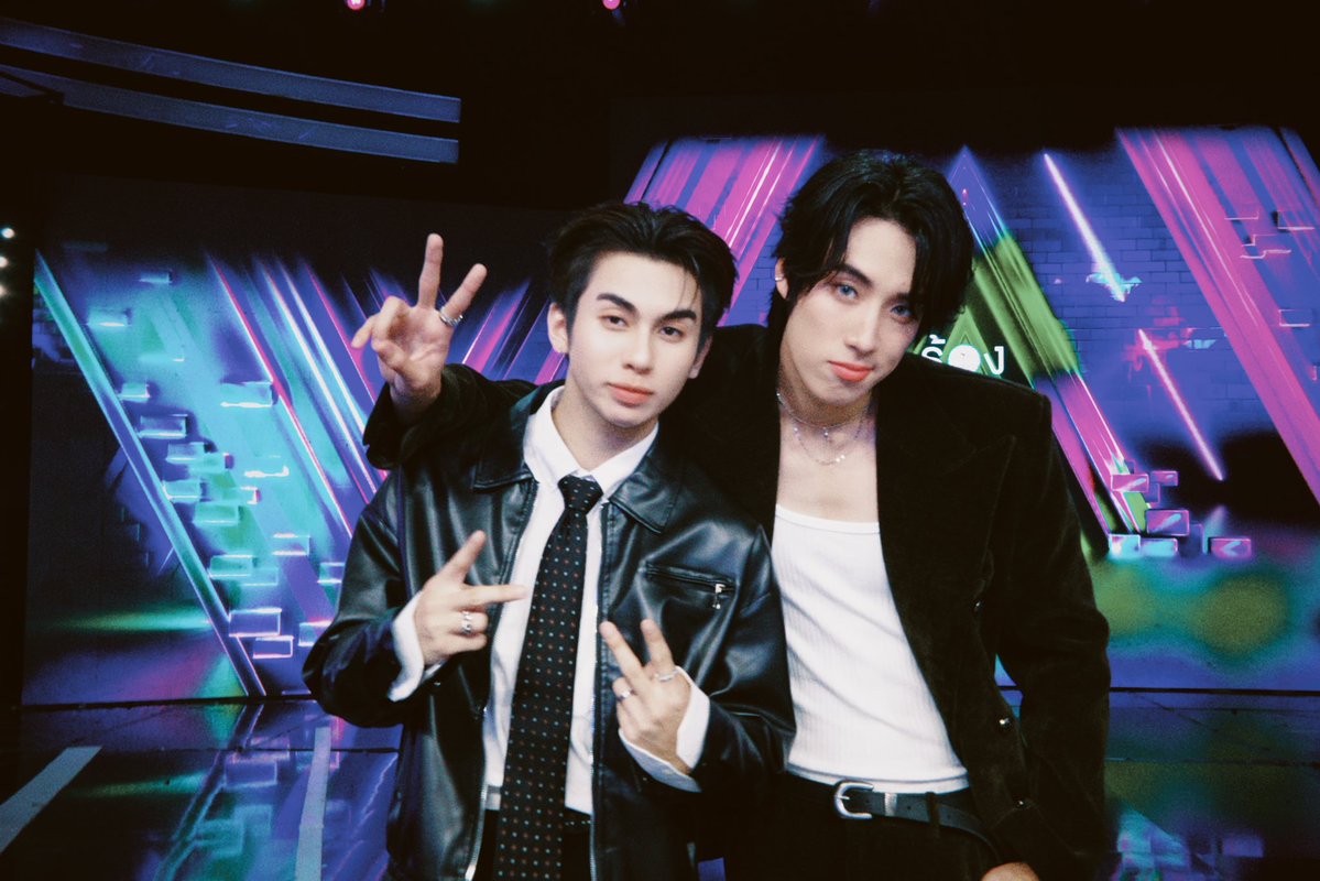 Jaykansopon's tweet photo. ได้ร้องเพลงด้วยกันละนะน๊อบ @alan_pasawee 🤍❤️

#ร้องข้ามกำแพงxJAY
#ร้องข้ามกำแพง #TheWallSong 
#DICE_SONRAY https://t.co/eU8czuSopb