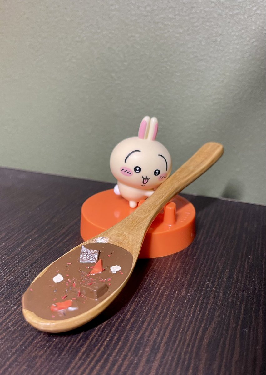 doradora795's tweet photo. ココイチのちいかわコラボで当たったうさぎに木工用ボンドに絵の具混ぜて作ったカレー作って持たせました🍛
キャロなんとか…もふりかけました（赤い色の削りカスです） https://t.co/LOF8mPu5Nx