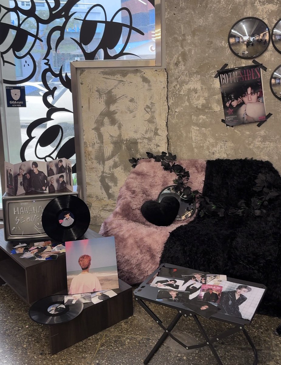 hxllaxoxo's tweet photo. 뭔가 작업실 갬성 —̳͟͞͞ ☆
크리스마스 트리에 생일 축하메세지도 적고 왔슴다 8월의 크리스마스 느낌이여서 재미있었어여

#Cameras_Catching_EveryAngle https://t.co/Ac884RcDyx