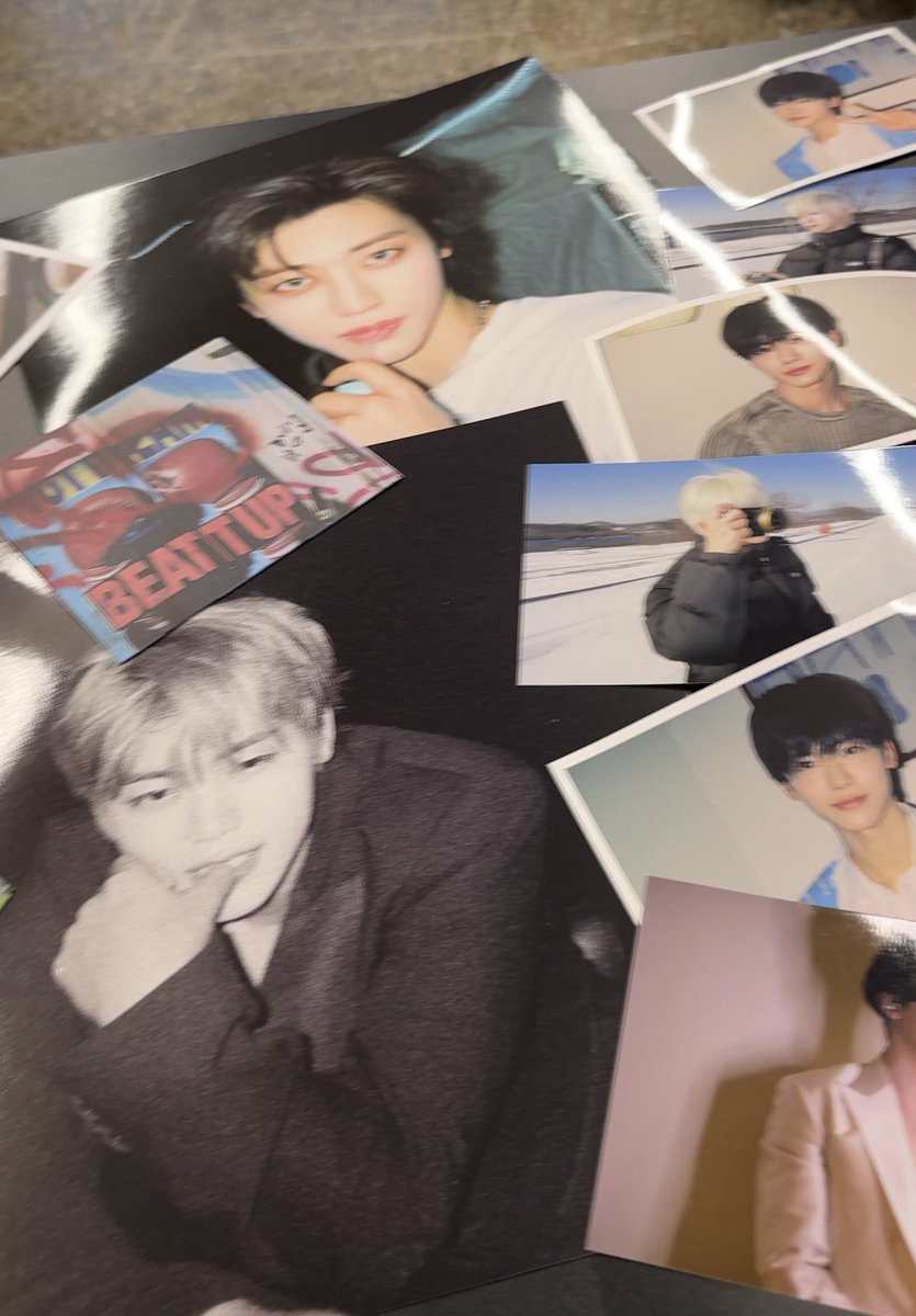 hxllaxoxo's tweet photo. 뭔가 작업실 갬성 —̳͟͞͞ ☆
크리스마스 트리에 생일 축하메세지도 적고 왔슴다 8월의 크리스마스 느낌이여서 재미있었어여

#Cameras_Catching_EveryAngle https://t.co/Ac884RcDyx